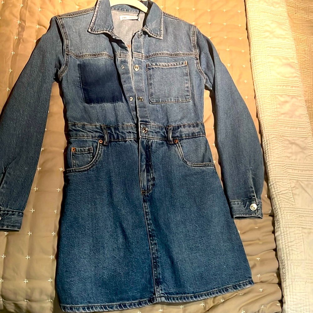 I’m selling this dress because it’s too small